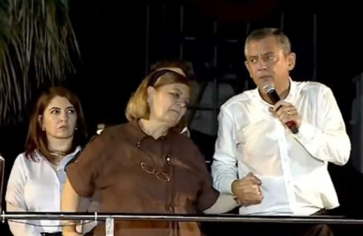 Özgür Özel Adana mitinginde Zeydan Karalar'ın eşini çıkardı! Bu kadının kocası mı...