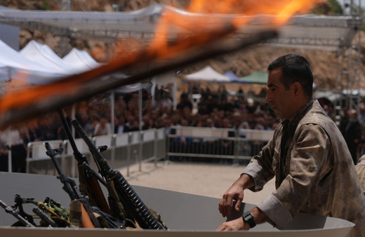 PKK'nın silah bırakma görüntüleri yayınlandı! PKK'lılar silahlarını ateşe böyle attı