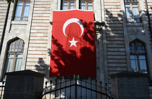 Trakya'da kamu binalarına "Terörsüz Türkiye"ye destek için Türk bayrağı asıldı