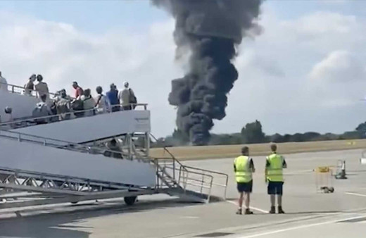 İngiltere’de uçak kazası: Kalkıştan sonra yere çakıldı