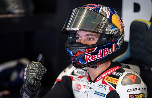 Milli motosikletçi Toprak Razgatlıoğlu, İngiltere'de 3'te 3 yaptı