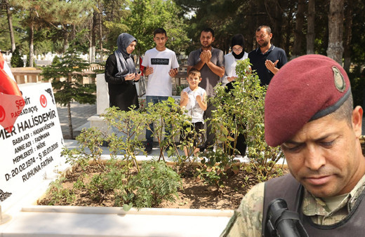 15 Temmuz kahramanı şehit Ömer Halisdemir'in kabrinde yoğunluk yaşanıyor