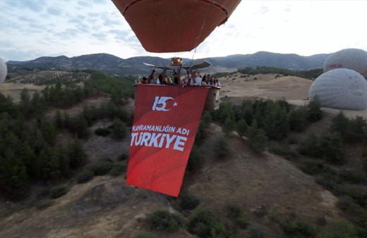 Pamukkale'de 15 Temmuz ruhu yaşatıldı! Sıcak hava balonları Türk bayraklarıyla gökyüzünde süzüldü