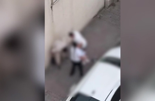 Dini nikahlı eşini sokak ortasında dövdü! O anlar böyle kaydedildi