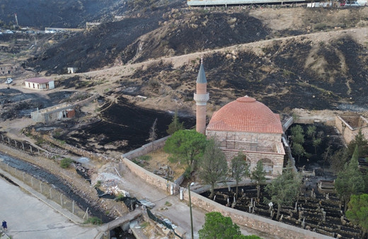 Alevler köyün yarısını yuttu mezarlığa ve bir oraya dokunmadı