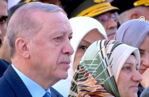 Cumhurbaşkanı Erdoğan 15 Temmuz filminde gözyaşlarını tutamadı