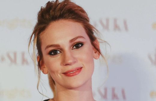 Güzel oyuncu Farah Zeynep Abdullah'a babasından tavsiye! Sperm bankasından çocuk sahibi olacak...