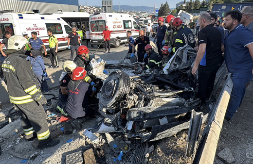 Kocaeli'nde tırdan düşen konteynır seyir halindeki otomobilin üzerine düştü 5 kişi öldü