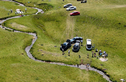 Memleket değil cennet! Karadeniz'in zirvesinde doğa harikası yaylalar görenleri mest ediyor...