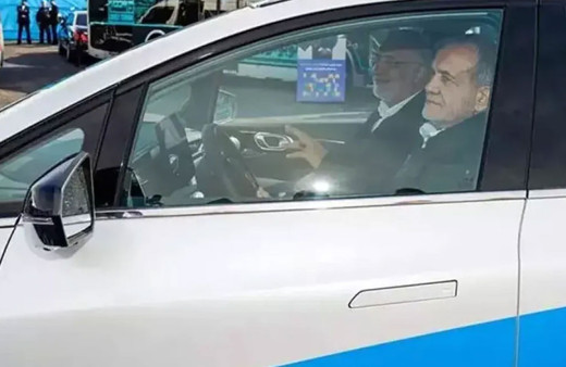 İran Cumhurbaşkanı Pezeşkiyan'ın aracı su katılmış benzin nedeniyle yolda kaldı