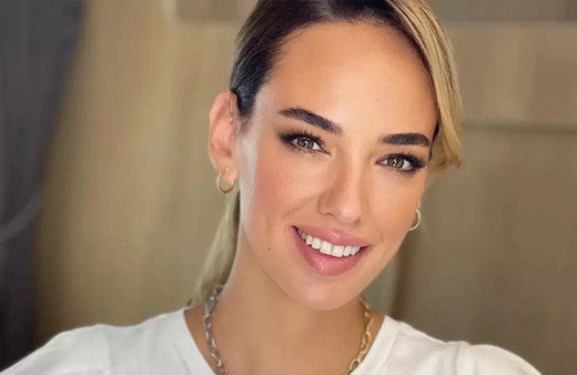 Oyuncu Seda Bakan'dan olay tarz! Siyah elbisesine yorum yağdı...