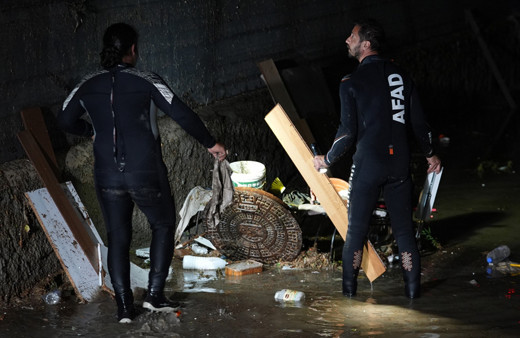 Ankara'da sağanak etkili oldu ev ve iş yerlerini su bastı, kanalizasyonlar taştı