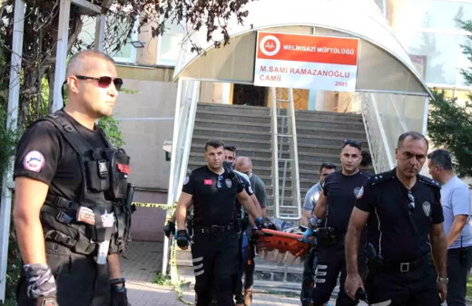 Tartıştığı adamın camide namaz kılarken boğazını kesti