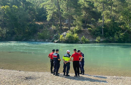 Irmakta akıntıya kapılan çocuk kayboldu