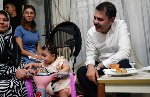 Bakan Kurum’dan depremzede aileye ziyaret