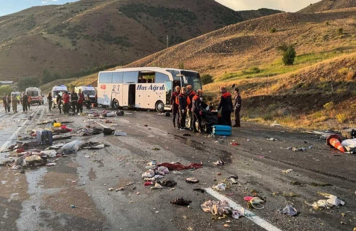 Sivas'ta yolcu otobüsü faciası: Ölü ve yaralılar var