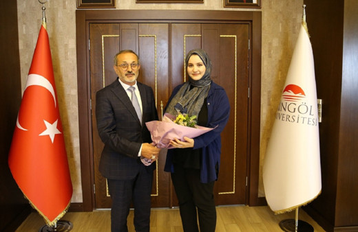 Üniversitede temizlik görevlisi olarak çalışan genç kız tıp hayaline kavuştu...