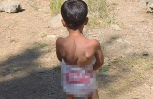 Aşırı sıcak engel tanımadı! Market poşetinden mayo yapan çocuk serinledi...