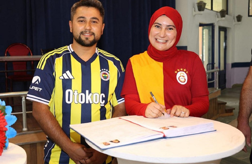 Fanatik çiftten görülmemiş seçim! Gelinlik ve damatlık yerine takım forması giydiler...