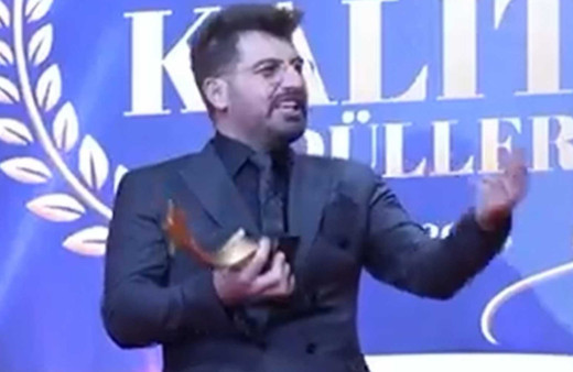 Ödül töreninde şoke eden anlar! İş insanı Lokman İn'den Özge Ulusoy'a olay suçlama