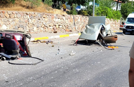 Malatya'da elektrik direğine çarpan otomobil ikiye ayrıldı