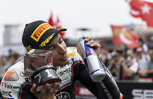 Toprak Razgatlıoğlu, Superbike Macaristan ayağının ilk yarışını kazandı