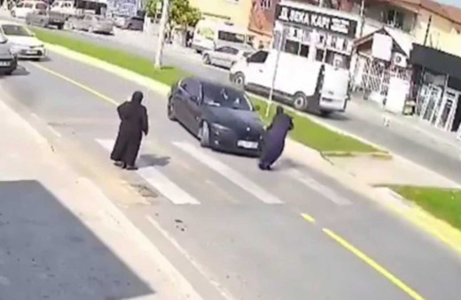 Yaya geçidinde çarpma anı kamerada