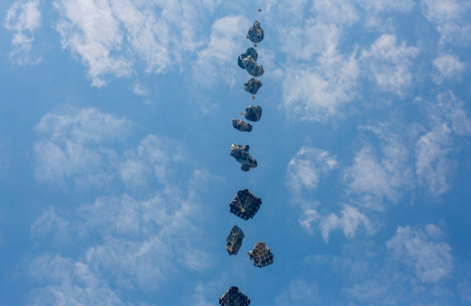 Açlık nedeniyle ölümlerin yaşandığı Gazze’ye havadan insani yardım bırakıldı...