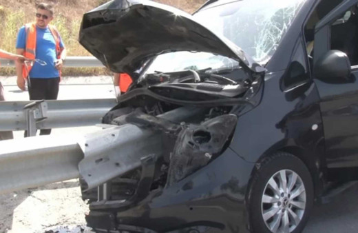 Arnavutköy’de korkunç kaza: minibüs bariyere saplandı