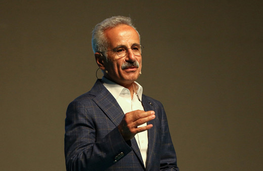 Bakan Uraloğlu açıkladı: İstanbul ve Antalya havalimanları rekor tazeledi