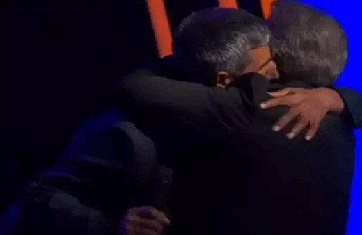 Sınav çıkışı kızını çiçeklerle karşılayan baba, yarışmada da destek oldu...