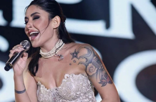 Ünlü şarkıcı Melek Mosso sahnede kafa üstü düştü! "Dua istedi"...