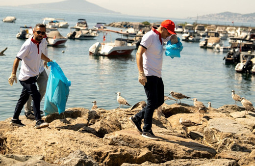 Aras Kargo çalışanları, Suadiye Sahili'nde kıyıları temizledi
