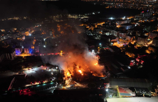 Çekmeköy’de sünger fabrikasında büyük yangın