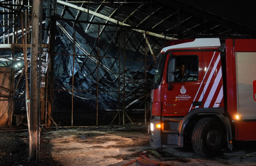 Çekmeköy'de sünger fabrikası yandı alevler birçok ilçeden görüldü
