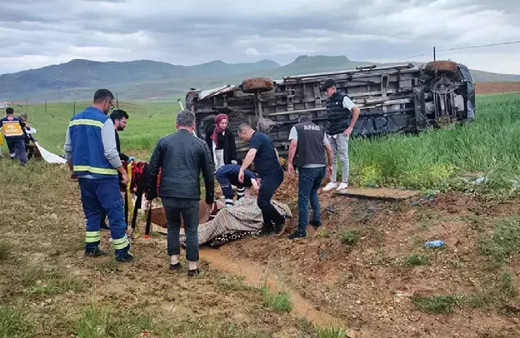 Sivas'ta can pazarı! Devrilen minibüsteki 13 kişi yaralandı....