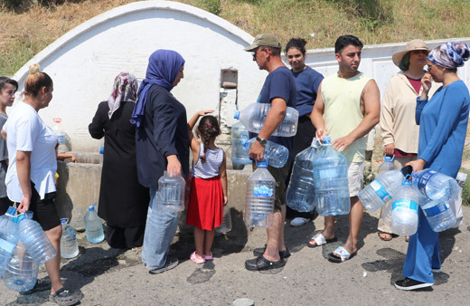 Çeşme'den sonra Tekirdağ'da da su krizi yaşanıyor! Bidonlarla taşıyorlar