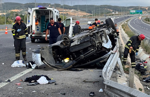 Kuzey Marmara Otoyolu Kocaeli kesiminde araç takla attı anne öldü