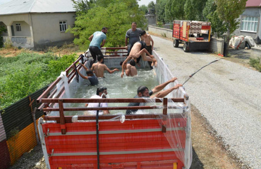Muş'ta çocuklar için imkansızlık tanımadı! Traktör römorkunu havuza çevirdi