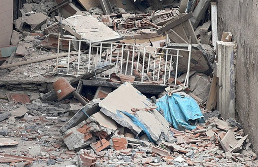 Küçükçekmece'de 5 katlı apartman yıkılırken çöktü! Bitişikteki yapılar zarar gördü