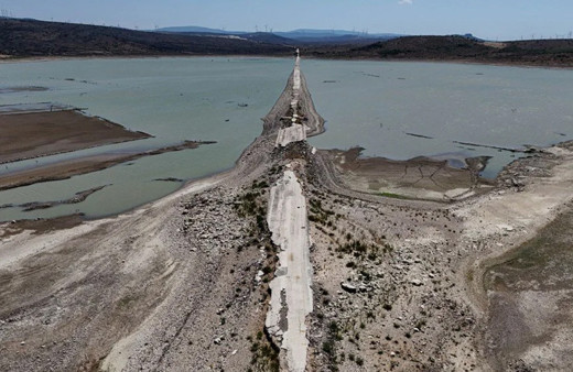 Barajda su seviyesi düştü: Eski kara yolu ortaya çıktı