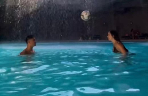 Ünlü futbolcu Arda Güler yetenekli sevgilisi ile havuz topu oynadı!