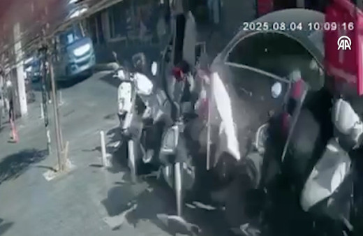 Kontrolden çıktı 8 motosiklet ile 1 otomobile sonra direğe çarptı o anlar kamerada