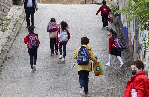 Öğrencilere kötü haber! Okullarda serbest kıyafet uygulamasında son gelişme...