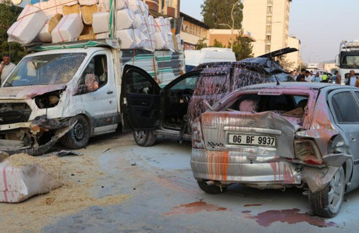 Bitlis'te freni boşalan tır 11 araca çarptı
