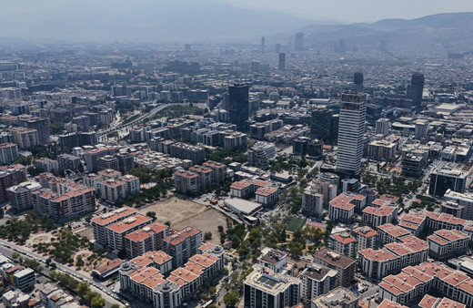 İzmirliler su kesintisine karşı depo ve kovalarla tedbir aldı