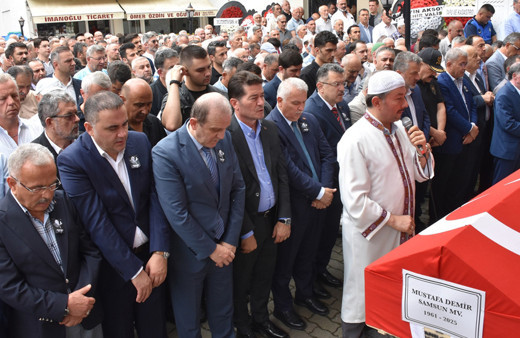 Eski bakan Mustafa Demir'in cenazesi toprağa verildi
