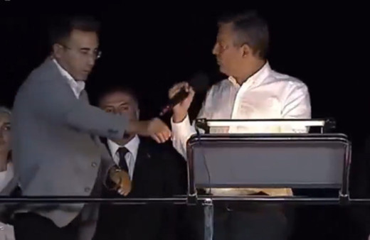 Özgür Özel'in Tuzla mitinginde kürsüde koruma müdürüne tavrı olay oldu