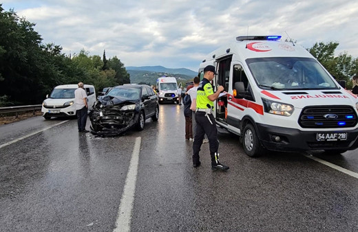 Sakarya'da zincirleme kaza! 10 araç birbirine girdi, 10 kişi yaralandı