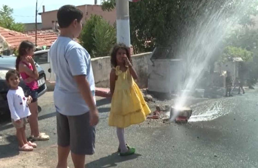 İzmirliler tepkili! Patlayan su borusu neden onarılmadı?